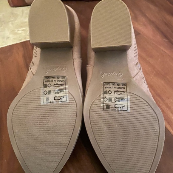 Quipd Taupe Booties, sz 6 NEW IN BOX - Picture 3 of 5